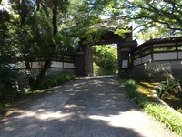 Medium_077　外から入る入口